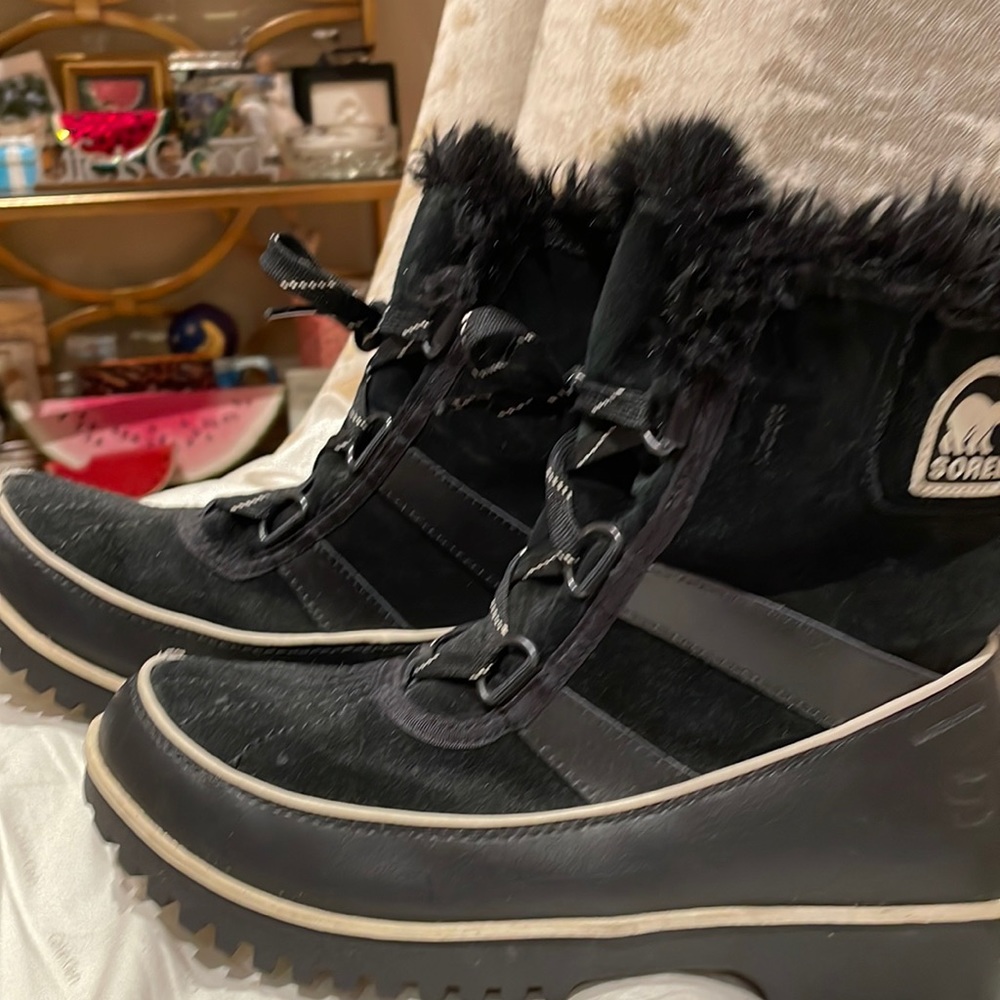 Womens black Sorel boots with fleece lining. Almost new. Warm & comfortable
